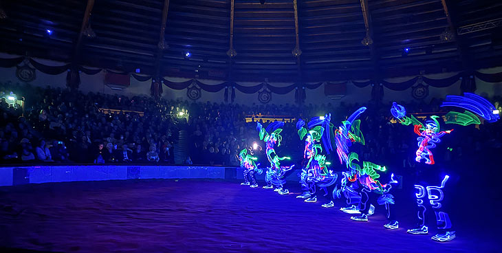 Extreme Lights Dance Show: Circus Krone Winterspielzeit 2024: „Farbenspiel“ ist der Programmtitel der Wintersaison bis 07.04.2024. Premiere am 25.12.2023 (©Foto: Martin Schmitz)
